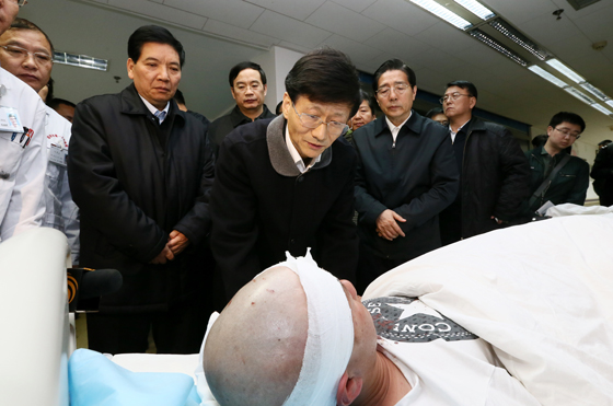 中共中央政治局委員、中央政法委書(shū)記孟建柱率工作組2日晨5時(shí)30分抵達(dá)昆明。一下飛機(jī),孟建柱就立即趕往