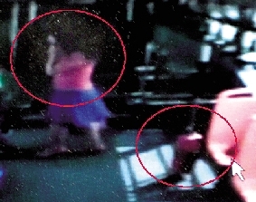 去年10月份的一天，一名女乘客打著電話下了車，包丟在了車上。(翻拍視頻)