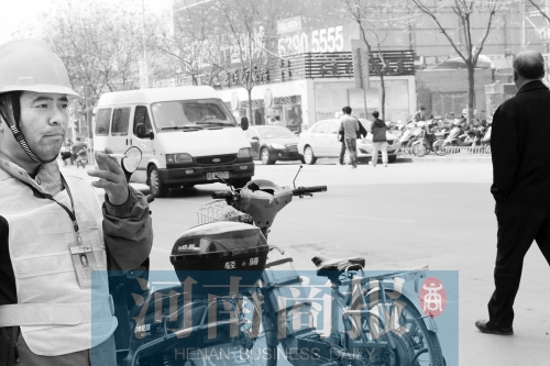  燃?xì)庑孤?消防員演習(xí)變實(shí)戰(zhàn)。而幾米外,有工作人員在抽煙