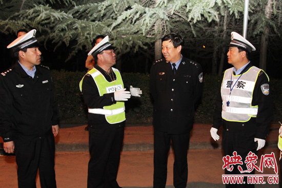 該支隊(duì)支隊(duì)長(zhǎng)石軍(左二)、政委周西漢（左一）在向省總隊(duì)督導(dǎo)組匯報(bào)整治酒駕時(shí)的情景。