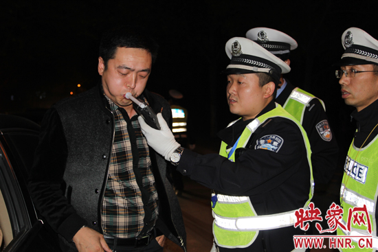 交警在測(cè)試駕駛?cè)说木凭? width=