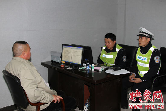 湖濱交管巡防大隊(duì)中隊(duì)長(zhǎng)姚旭（右一）在對(duì)酒駕者詢問筆錄