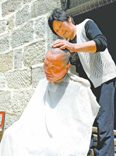 為了照顧兩個(gè)小叔，馬英專門學(xué)會(huì)了理發(fā)。