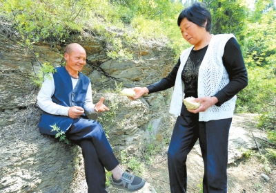 5月5日，馬英為上山放牛的劉五送干糧。