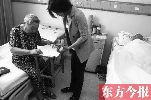 昨日，鄭大五附院二號樓住院部，馬老太寫下委托書，并簽字摁指印委托女兒代理為昏迷老伴解鎖取錢