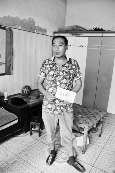 采建新拿的信封里，是南京警方送來(lái)的獎(jiǎng)金。