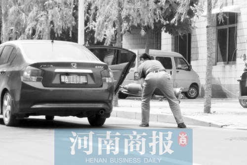 鄭州西區(qū)一氧氣廠門(mén)前，有人充氣后，將氧氣瓶裝上私家車運(yùn)走