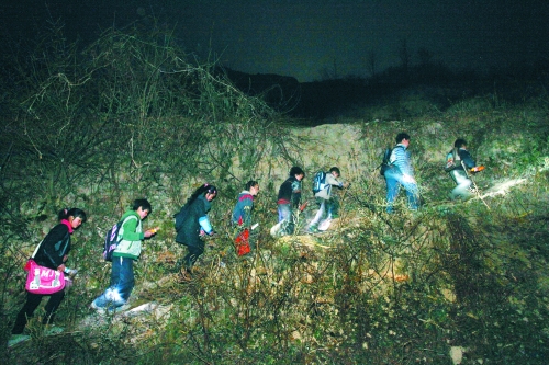 在一些山區(qū),因為學(xué)校太遠(yuǎn),孩子們天不亮就得打著手電出發(fā)。L CFP供圖