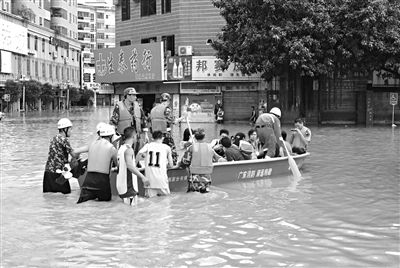 18日，廣東省清遠(yuǎn)市陽(yáng)山縣縣城,消防官兵合力推動(dòng)沖鋒舟，轉(zhuǎn)移被困學(xué)生。新華社發(fā)