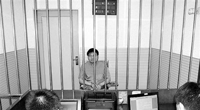 警方審訊犯罪嫌疑人“秦火火”。