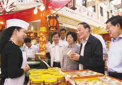 9月6日，王岐山在天津南市食品街調(diào)研，在月餅柜臺前，詢問中央關(guān)于中秋國慶嚴禁公款送禮的規(guī)定發(fā)布后的銷售情況。新華社記者 李學(xué)仁 攝