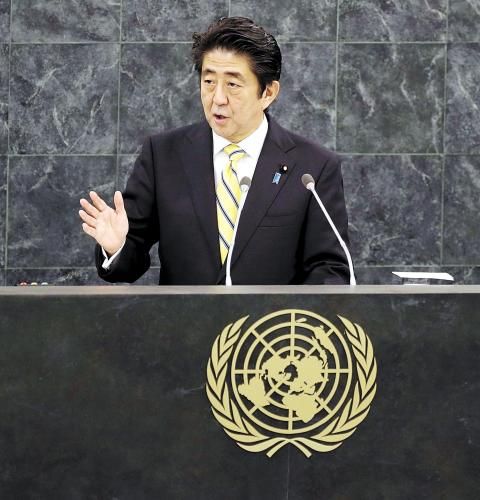 日本首相安倍晉三25日在紐約發(fā)表演講時稱，修改憲法解釋以解禁集體自衛(wèi)權(quán)的目的是使日本變成“為世界和平與穩(wěn)定更積極做出貢獻的國家”。圖為26日安倍在聯(lián)合國演講。