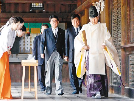 2011年8月15日安倍晉三等人參拜靖國神社。
