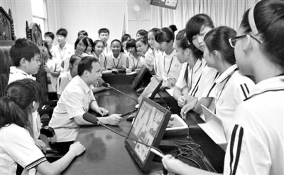 2013年5月30日，結(jié)合當(dāng)前國內(nèi)民眾普遍關(guān)注的“校長開房”、“強(qiáng)奸猥褻”等事件，廣西上思縣人民法院邀請中小學(xué)生到法院觀摩案件的庭審，提高他們的守法、維權(quán)意識。圖/IC