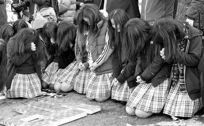 7日，韓國首爾，韓國高考舉行前，學子們跪地祈禱，希望能考個好成績。