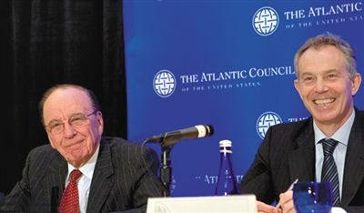 2008年，布萊爾與默多克在美國參加一國際會議。
