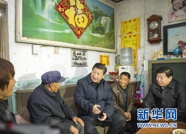 25日下午，習(xí)近平在地處沂蒙老區(qū)的臨沭縣曹莊鎮(zhèn)朱村看望83歲的“老支前”王克昌。