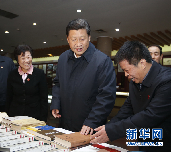 26日上午，習(xí)近平在孔子研究院參觀考察。新華社記者鞠鵬 攝