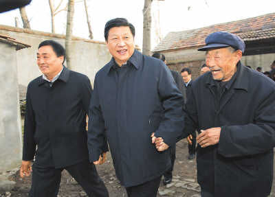 11月25日，習(xí)近平在地處沂蒙老區(qū)的臨沭縣曹莊鎮(zhèn)朱村，親切地拉著83歲的“老支前”王克昌的手。