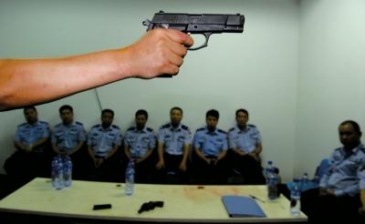 在一堂槍械教學(xué)課上，教官向參訓(xùn)民警們講解警用手槍的特點(diǎn)和正確握姿。記者 董世彪 攝