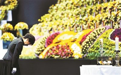 4月29日，韓國(guó)總統(tǒng)樸槿惠為“歲月”號(hào)沉沒客輪死難者默哀圖片/IC
