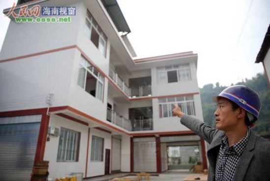舒正山指著新房說：“我將喬遷宴席的豬肉分給村民吃，竟被大家誤傳是災(zāi)后大魚大肉?！? width=