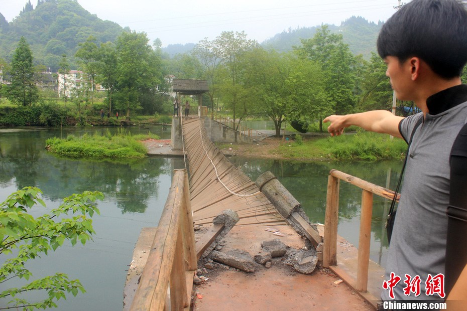 5月2日，一名目擊者正在介紹鳳凰吊橋事發(fā)情景。