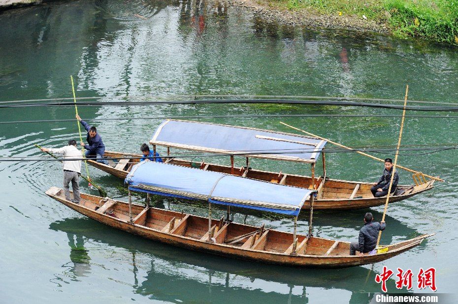 5月2日，鳳凰縣搜尋人員仍在沱江下游搜尋。