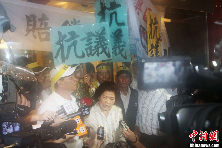 圖為死者洪石成的遺孀控訴菲相關(guān)人員暴行，呼吁菲方正式道歉。中新社發(fā) 董會(huì)峰 攝