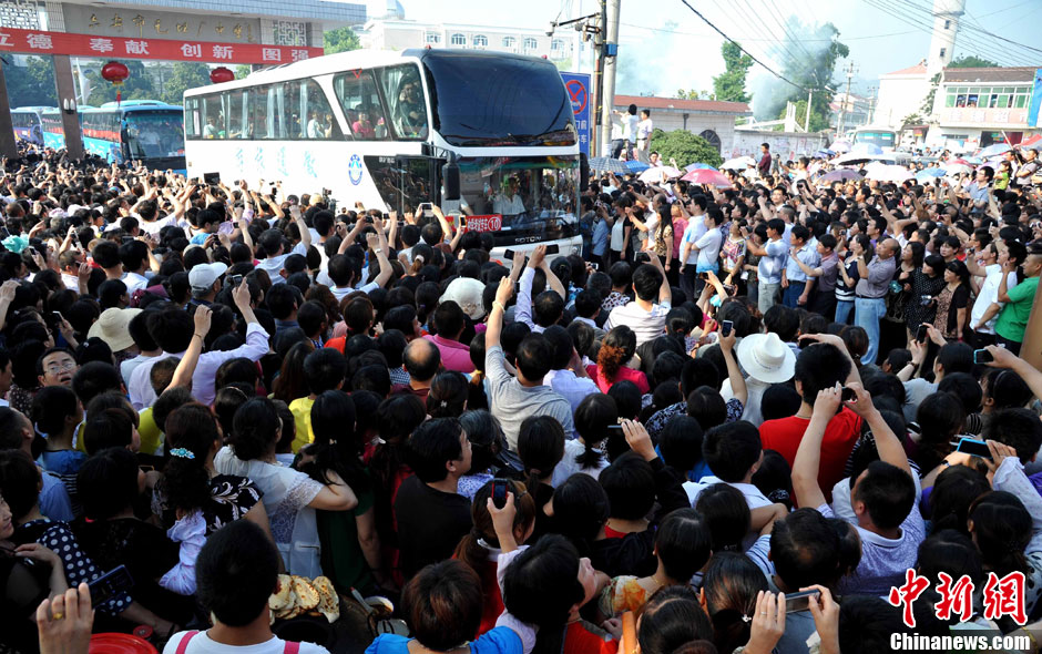 6月5日，一年一度的毛坦廠鎮(zhèn)“送考節(jié)”到來，70輛大巴車護(hù)送毛坦廠中學(xué)萬名考生安全赴考。