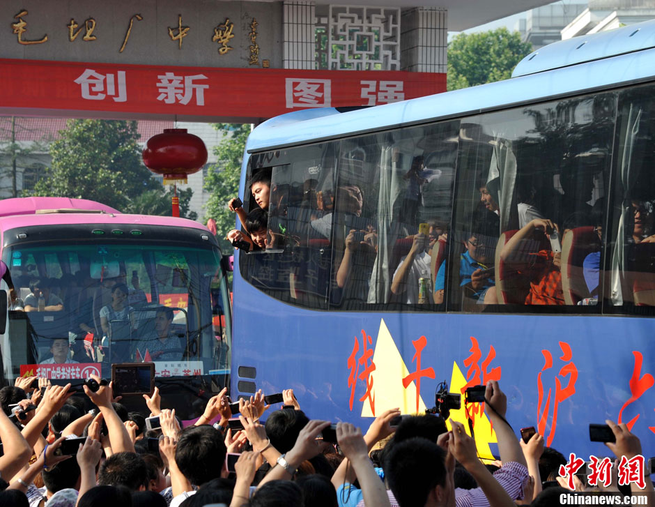 6月5日，一年一度的毛坦廠鎮(zhèn)“送考節(jié)”到來，70輛大巴車護(hù)送毛坦廠中學(xué)萬名考生安全赴考。