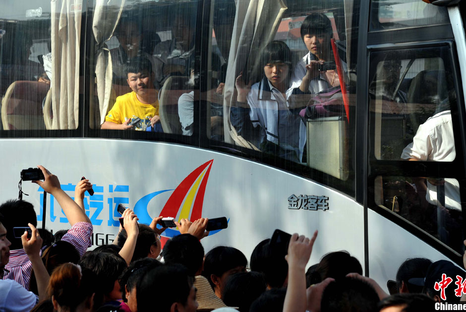 6月5日，一年一度的毛坦廠鎮(zhèn)“送考節(jié)”到來，70輛大巴車護(hù)送毛坦廠中學(xué)萬名考生安全赴考。