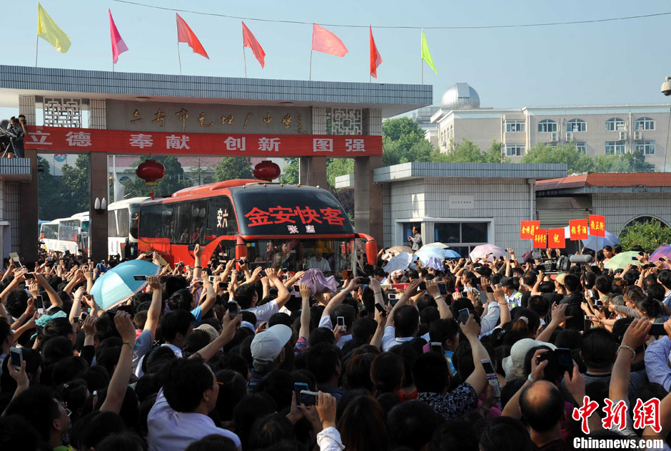 6月5日，一年一度的毛坦廠鎮(zhèn)“送考節(jié)”到來，70輛大巴車護(hù)送毛坦廠中學(xué)萬名考生安全赴考。
