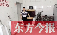 男廁中擺放的電視機(jī)、柜子、自行車等物品