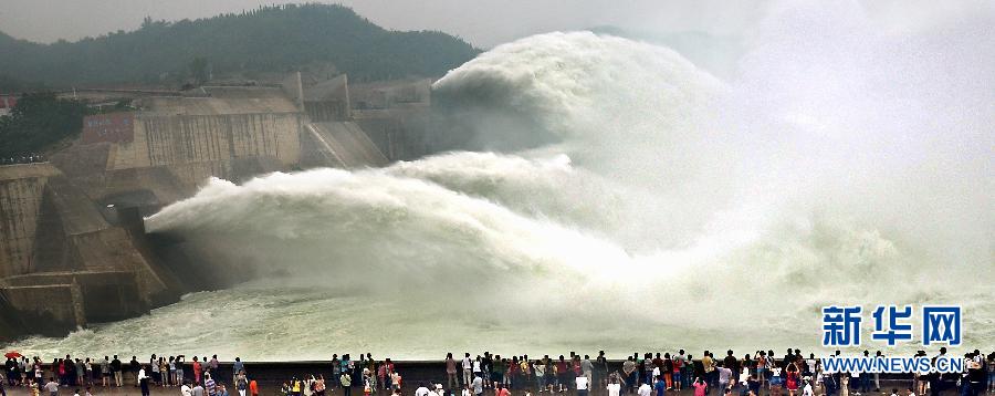 　　6月22日，大批游客聚集在黃河小浪底出水口前觀看巨瀑飛瀉的景觀。