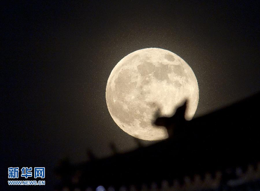 6月23日晚，在北京故宮角樓附近拍攝的圓月。