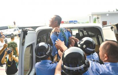 6月19日，安岳縣看守所，押赴刑場的一刻，劉明（化名）跳起來托付親友照顧好父母。吳小川 攝