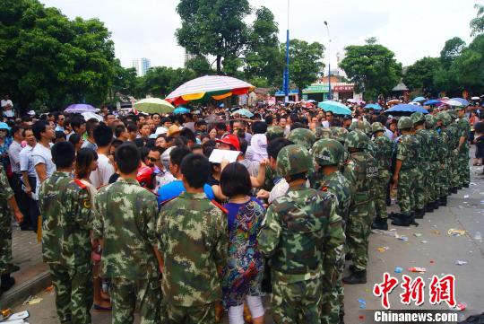 7月9日，聚集在中國人民銀行北海市中心支行的外地民眾越來越多，當?shù)毓俜讲坏貌怀鰟哟笈叿?、武警前往維