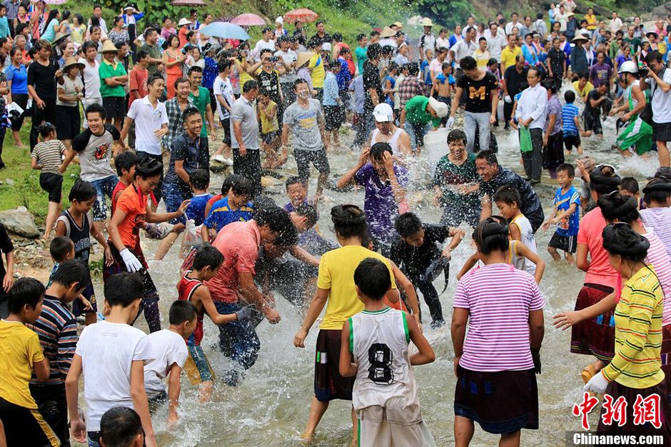 圖為7月9日，村民在小河里摸魚搶魚。譚凱興 攝