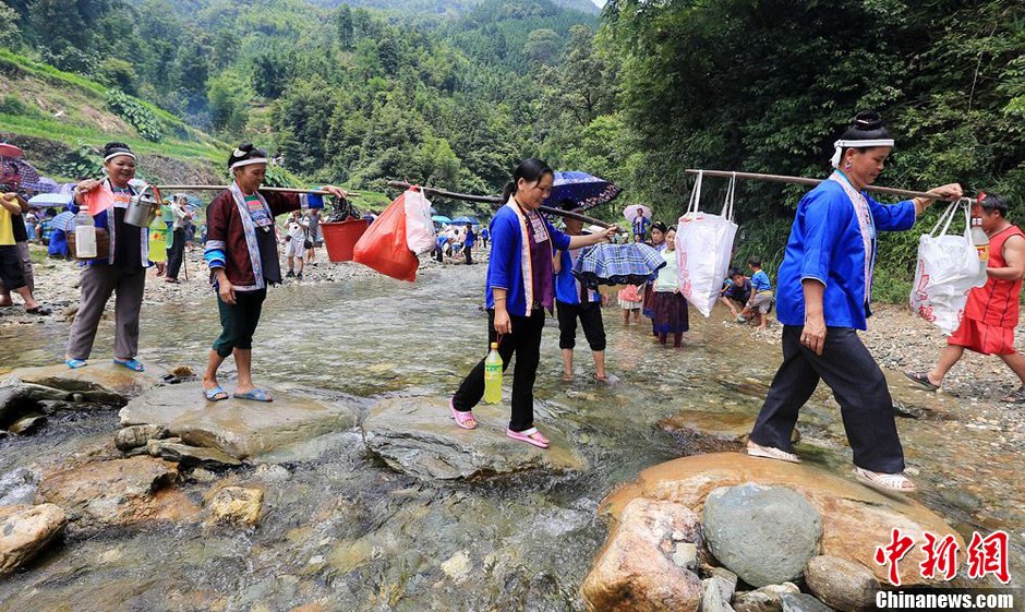 7月9日，一年一度的鬧魚節(jié)在廣西融水苗族自治縣白云鄉(xiāng)保江村舉行，附近村屯的居民前往集會地參加節(jié)日活動