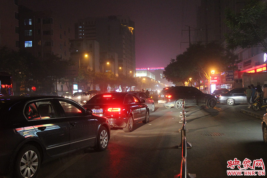 等待加油的車輛已經(jīng)排到了加油站外的道路上。