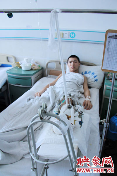 “如果有人肯幫我出4萬元的醫(yī)藥費(fèi)，我愿意為他免費(fèi)工作3年，多苦多累都行?！?月26日，躺在病床里上的