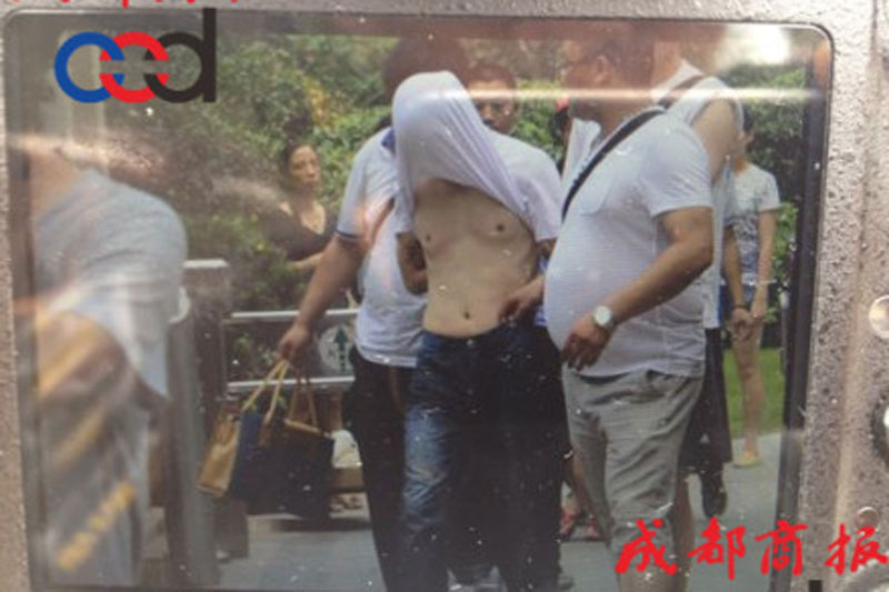 圖為事發(fā)現(xiàn)場(chǎng)，嫌疑人被警方控制。