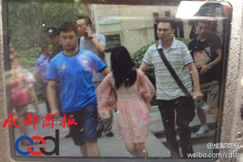 圖為事發(fā)現(xiàn)場(chǎng)，嫌疑人被警方控制。
