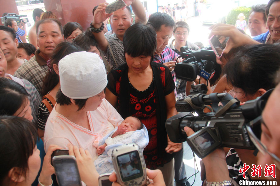 圖為大批媒體記者采訪獲救嬰兒母親。張一辰 攝