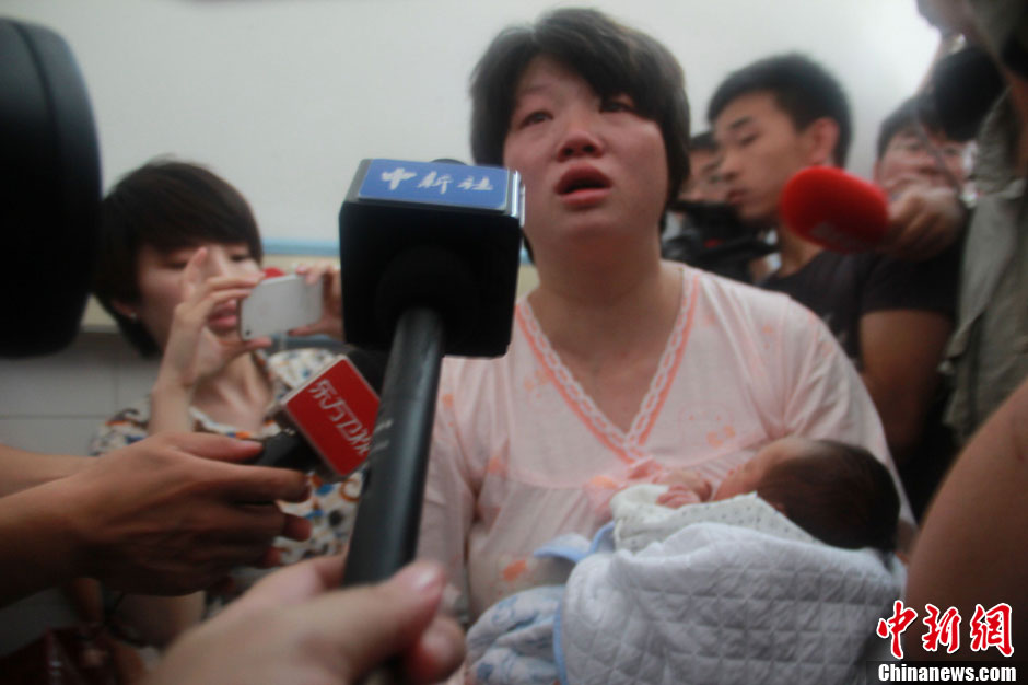 圖為獲救嬰兒母親接受中新社記者采訪。張一辰 攝