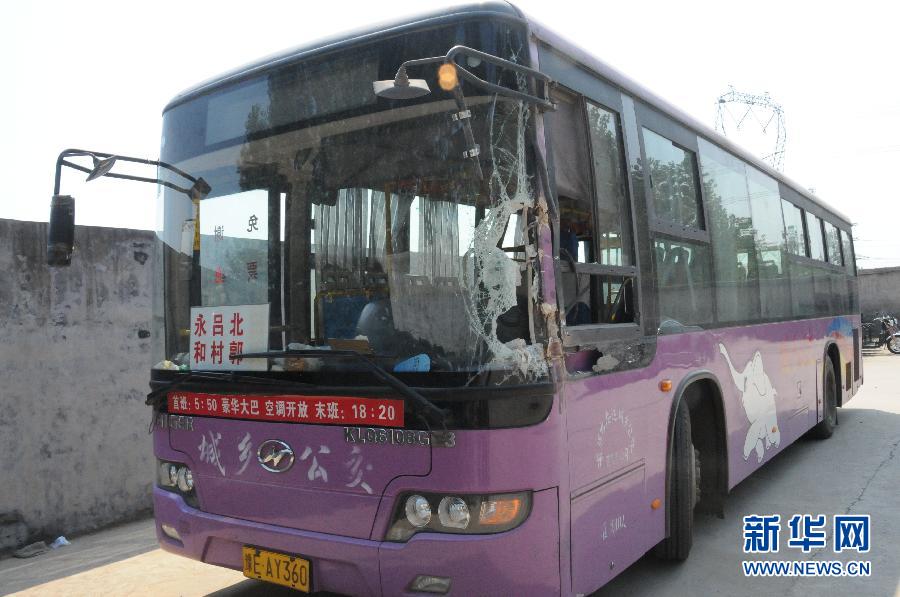 事發(fā)公交車左前方的擋風(fēng)玻璃破了一個(gè)大洞（8月20日攝）。
