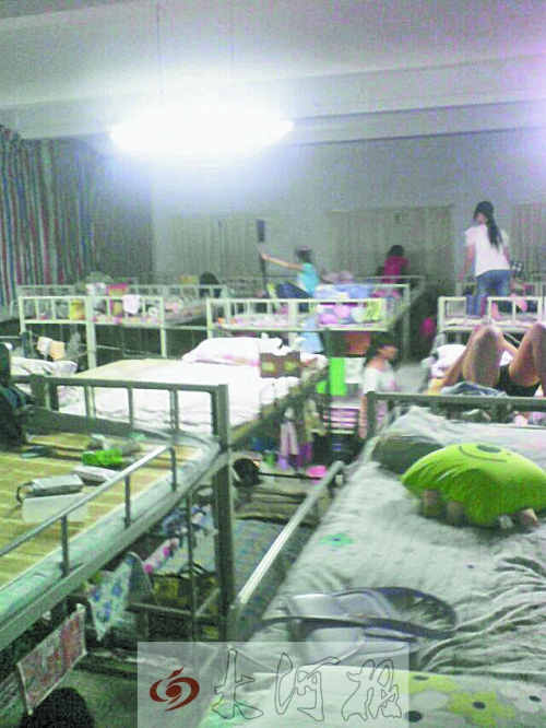 住在電教室里的女生們，擁擠不堪。