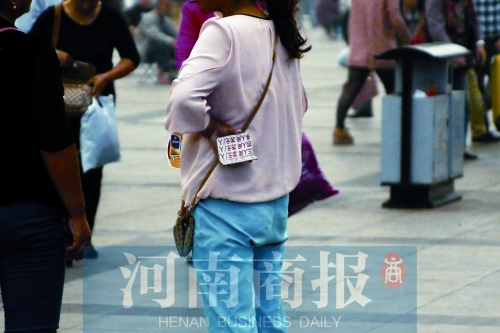 火車站廣場，一女子拿著寫有不同房型價位的卡片在拉客，不少市民抱怨，受過此類“騷擾”