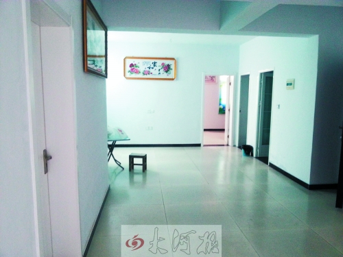入住的居民說(shuō),這套廉租房面積超過(guò)100平方米。